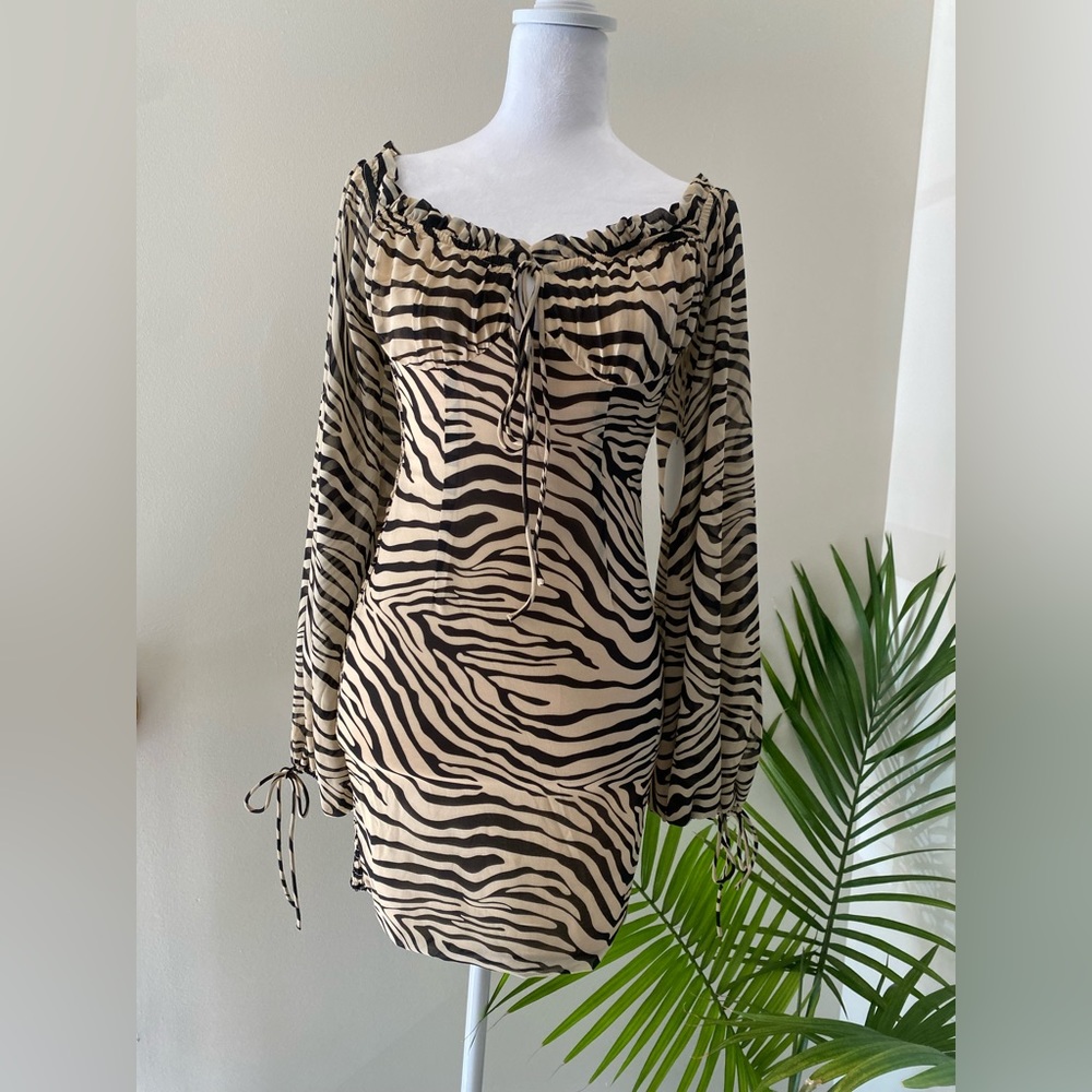 ๐ Kiss the Sky off-the-shoulder mini dress from UO size S animal pattern - Picture 2 of 11